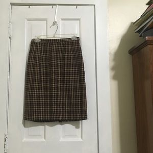 Adorable vintage houndstooth pencil skirt.